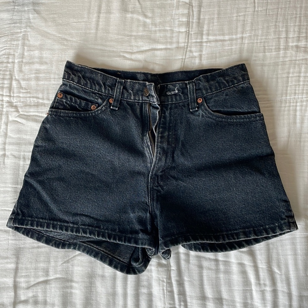 VINTAGE BLACK DENIM LEVI SHORTS
